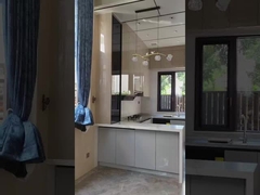 ตู้ครัวที่เรียบเนียนและใช้งานได้ ด้วยสีเทาดาว Fadior